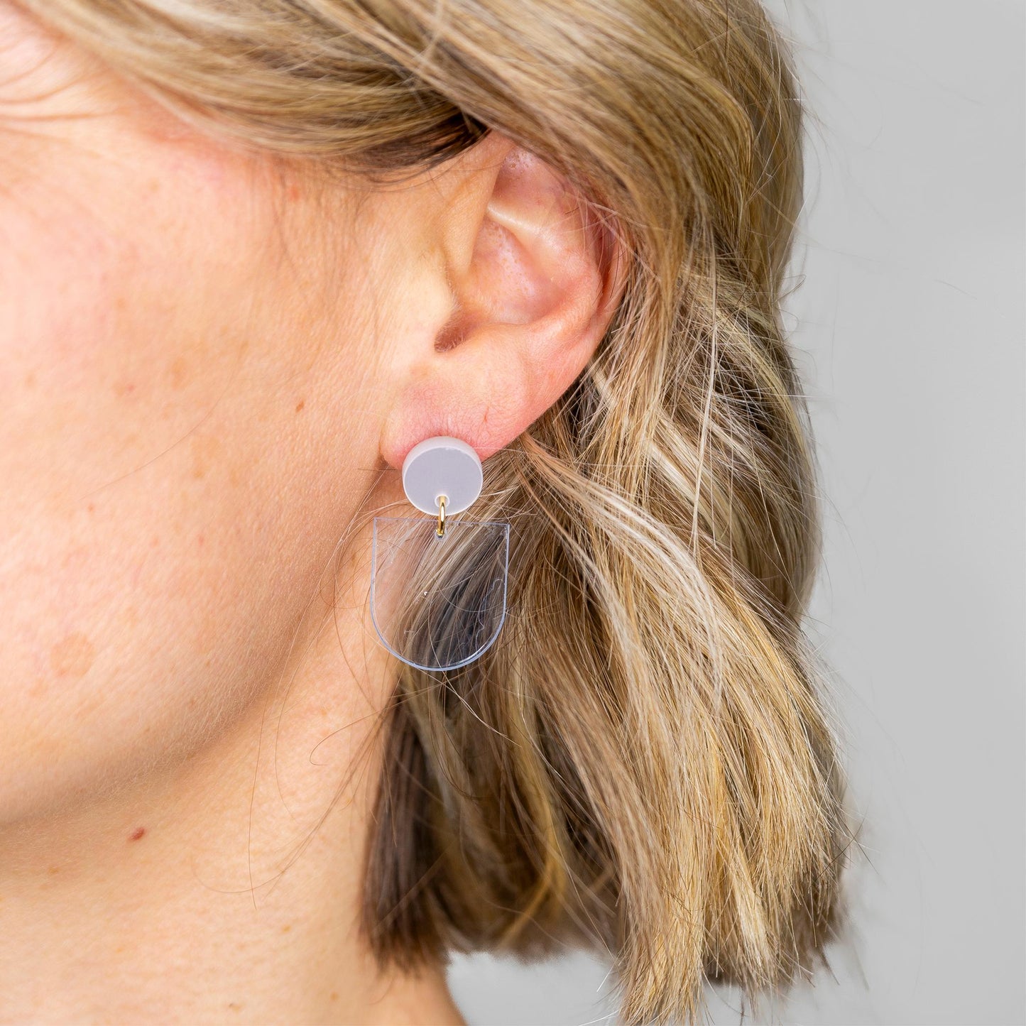 Ohrring »Cora« | allergikerfreundlich | helles Acryl | metallisch und transparent | minimalistisch | leichte Statement-Ohrringe | Schmuck