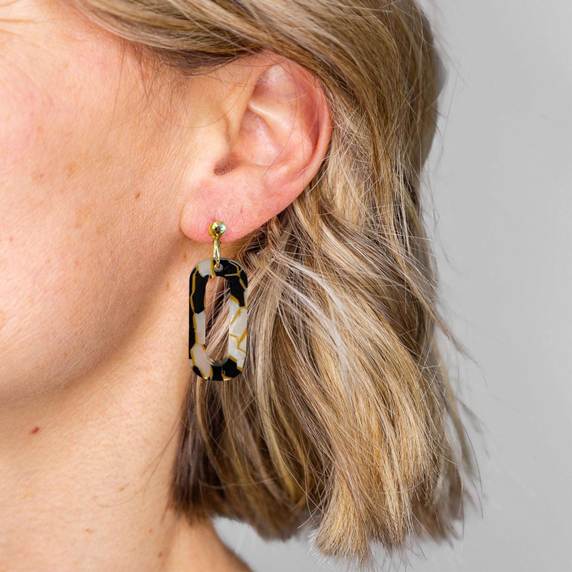 Ohrring »Fabienne« | allergikerfreundlich | Edelstahl vergoldet | gold schwarzes Acetat Acryl | leichte Statement-Ohrringe | Schmuck