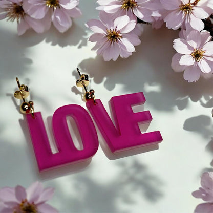 Ohrring »love« | allergikerfreundlich | Edelstahl vergoldet | fuchsia farbiges Acryl | leichte Statement-Ohrringe | Schmuck | Geschenk