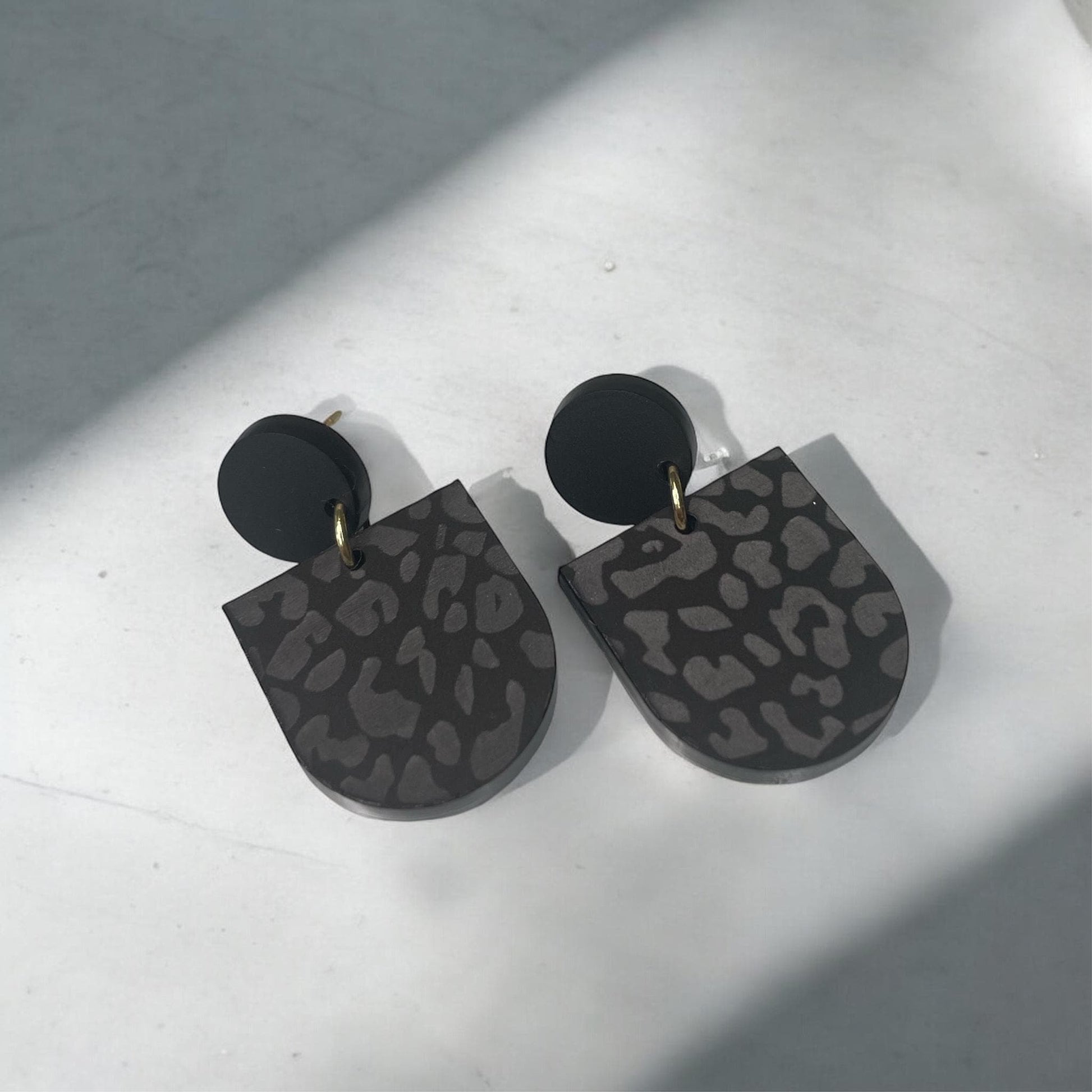 Ohrring »Leonie« | allergikerfreundlich | schwarzes Acryl | leichte Statement-Ohrringe | Gravur Leomuster | Schmuck | Geschenk