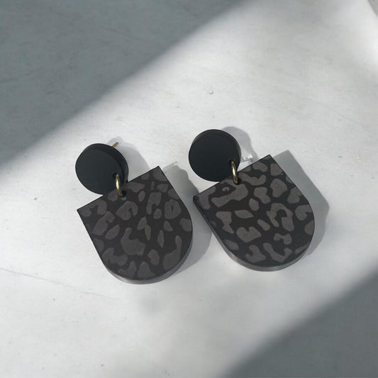 Ohrring »Leonie« | allergikerfreundlich | schwarzes Acryl | leichte Statement-Ohrringe | Gravur Leomuster | Schmuck | Geschenk