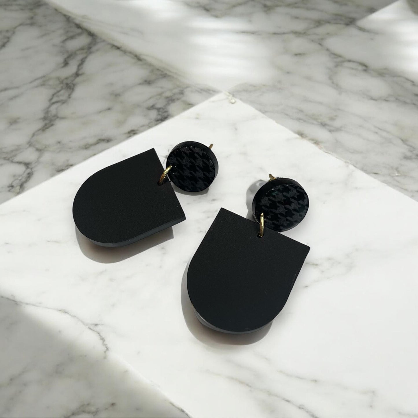 Ohrring »Elsa« | allergikerfreundlich | schwarzes Acryl | leichte Statement-Ohrringe | Gravur | Hahnentritt | Schmuck | Geschenk