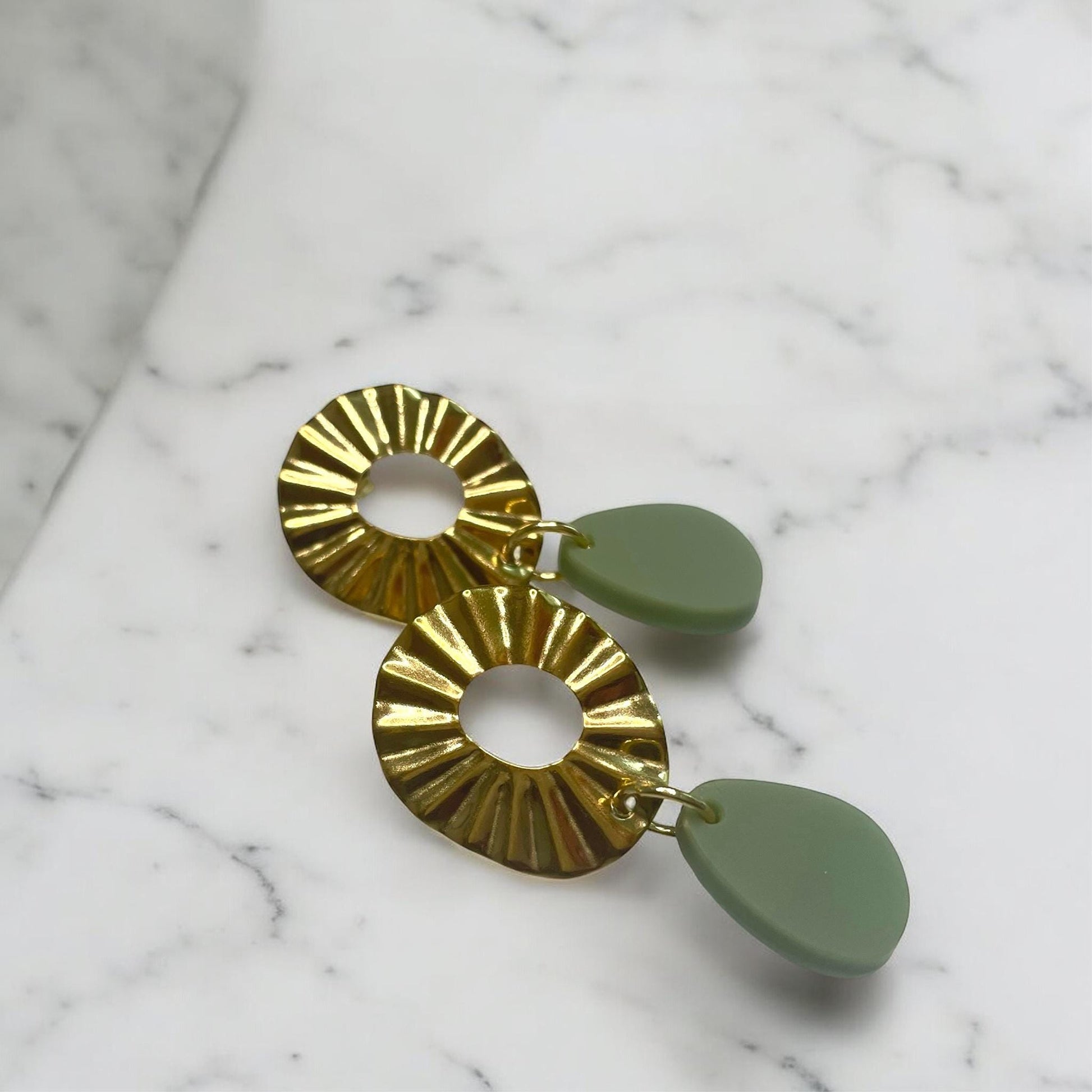 Ohrring »Olivia« | allergikerfreundlich | Messing vergoldet | olivfarbenes Acryl | leichte Statement-Ohrringe | Schmuck | Geschenk