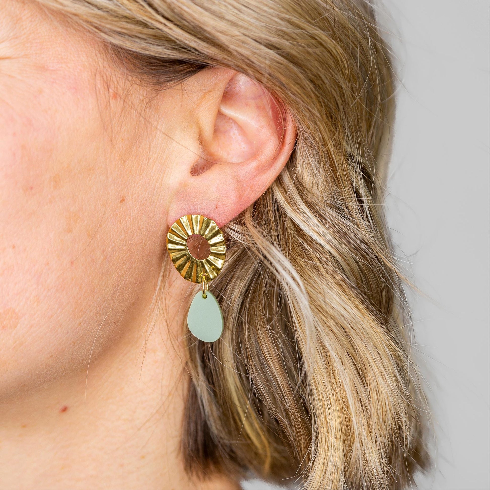 Ohrring »Olivia« | allergikerfreundlich | Messing vergoldet | olivfarbenes Acryl | leichte Statement-Ohrringe | Schmuck | Geschenk