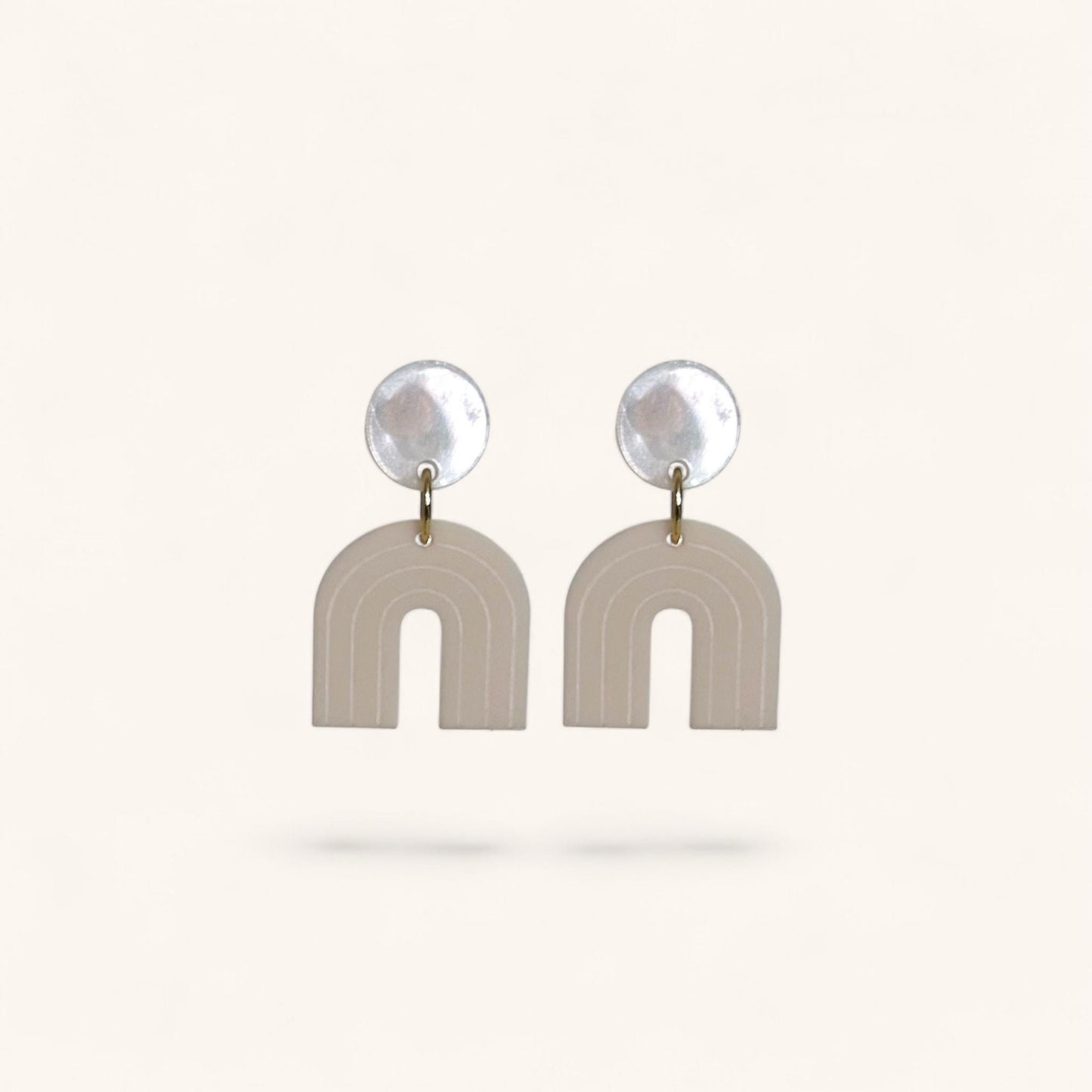 Ohrring »Margot« | allergikerfreundlich | beiges Acryl | perlmutt | minimalistisch | leichte Statement-Ohrringe | Schmuck | Geschenk