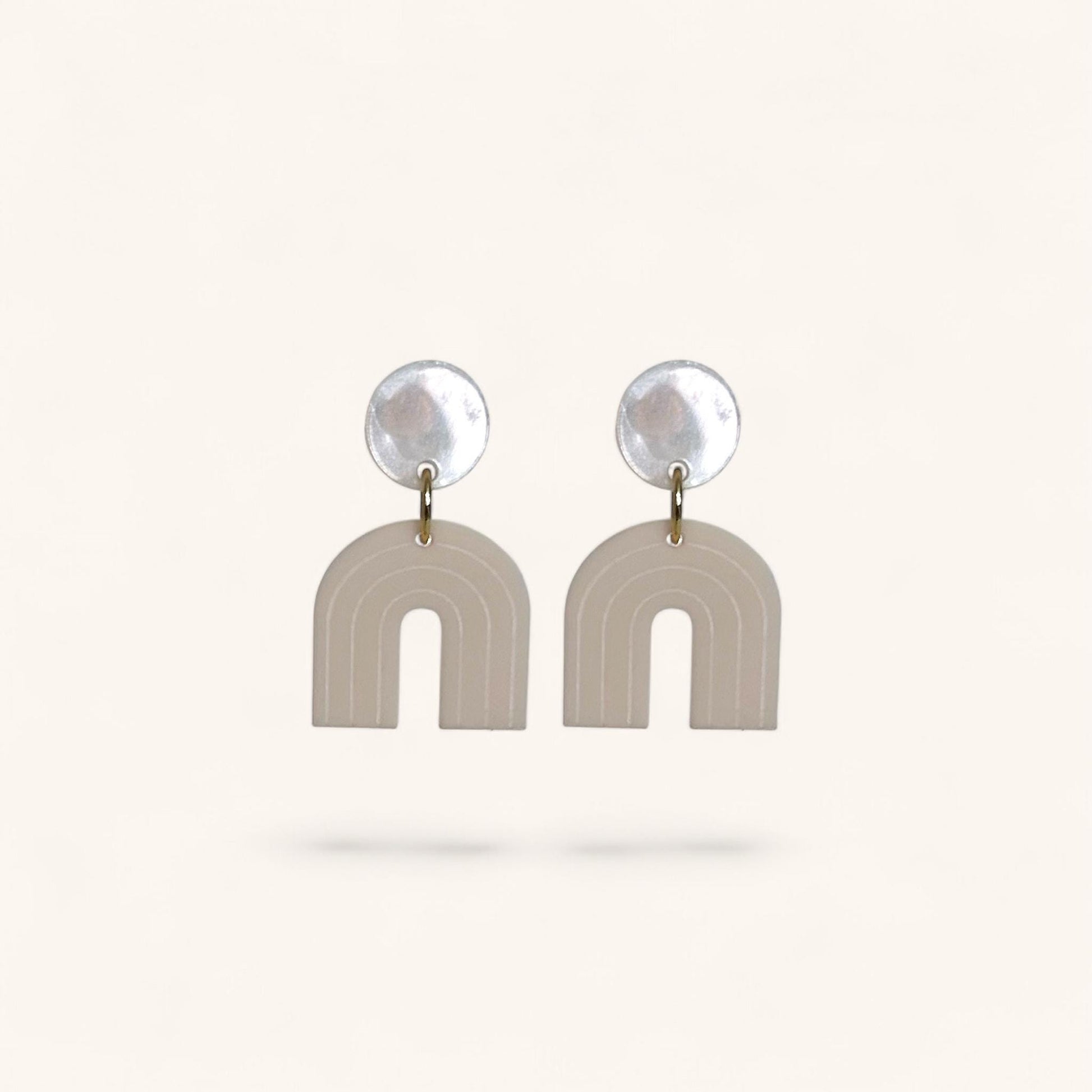 Ohrring »Margot« | allergikerfreundlich | beiges Acryl | perlmutt | minimalistisch | leichte Statement-Ohrringe | Schmuck | Geschenk