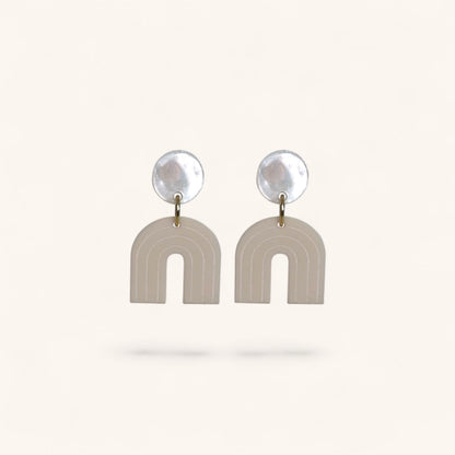 Ohrring »Margot« | allergikerfreundlich | beiges Acryl | perlmutt | minimalistisch | leichte Statement-Ohrringe | Schmuck | Geschenk