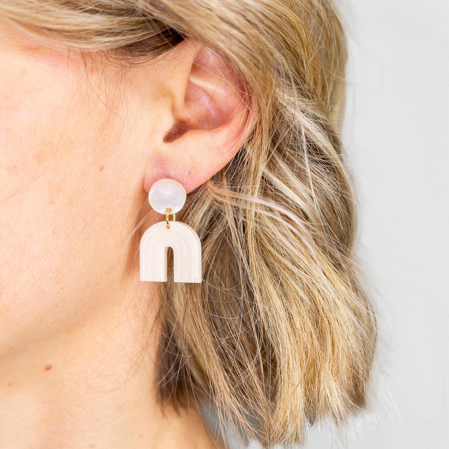 Ohrring »Margot« | allergikerfreundlich | beiges Acryl | perlmutt | minimalistisch | leichte Statement-Ohrringe | Schmuck | Geschenk