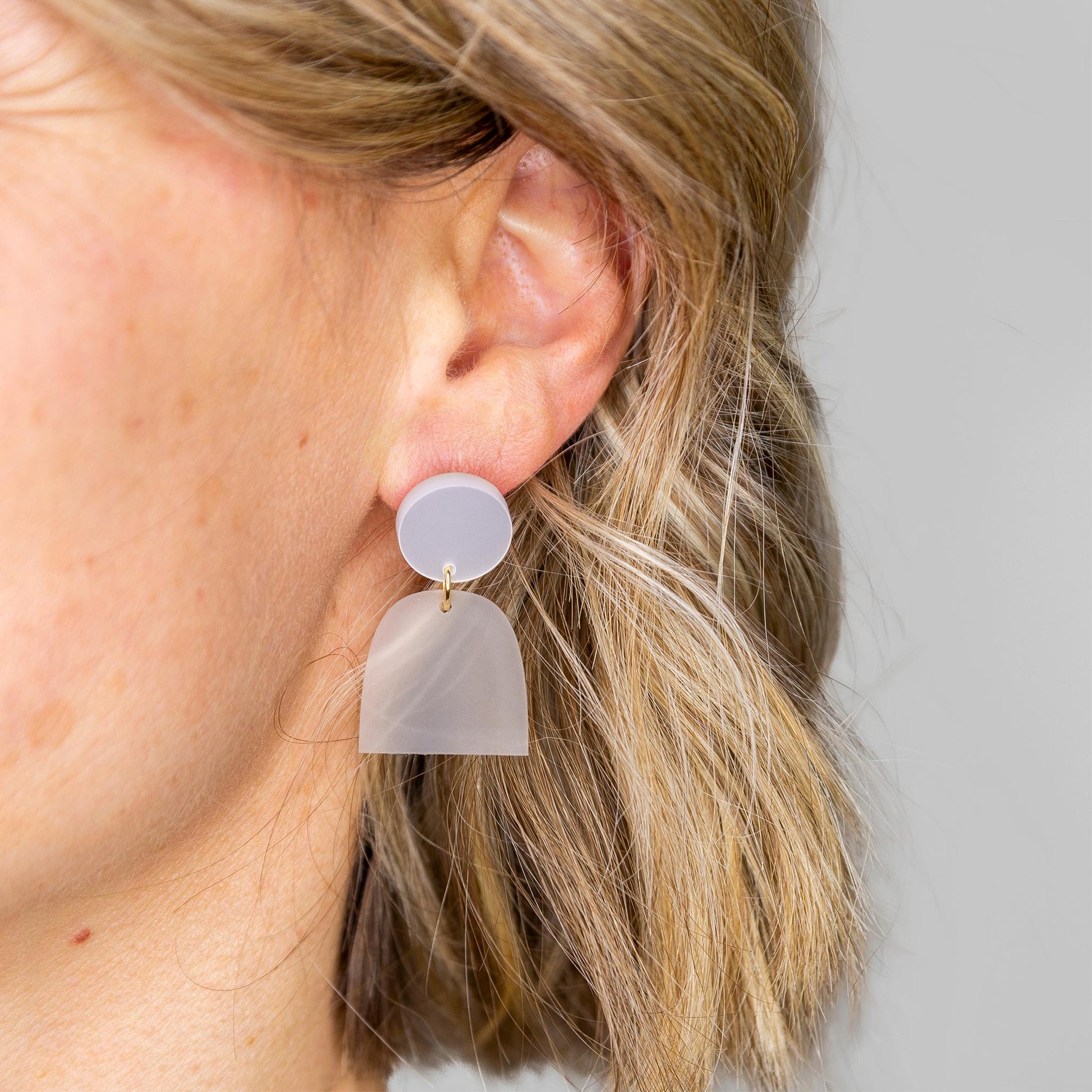 Ohrring »Klara« | allergikerfreundlich | weißes Acryl | minimalistisch | leichte Statement-Ohrringe | Schmuck | Geschenk für Freundin