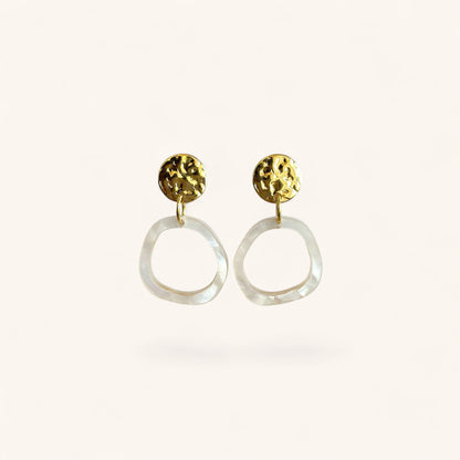 Ohrring »Ida« | allergikerfreundlich | Edelstahl vergoldet | perlmuttfarbenes Acryl | leichte Statement-Ohrringe | Schmuck | Geschenk