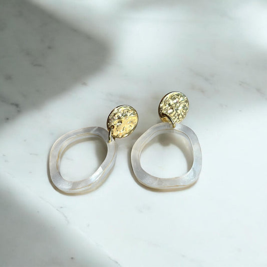 Ohrring »Ida« | allergikerfreundlich | Edelstahl vergoldet | perlmuttfarbenes Acryl | leichte Statement-Ohrringe | Schmuck | Geschenk