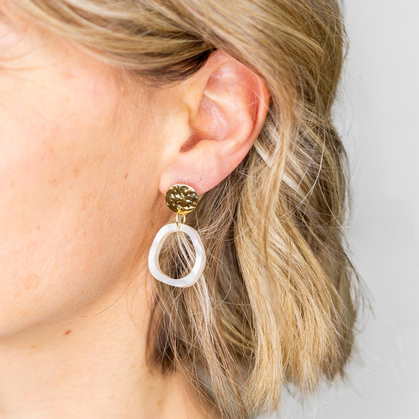 Ohrring »Ida« | allergikerfreundlich | Edelstahl vergoldet | perlmuttfarbenes Acryl | leichte Statement-Ohrringe | Schmuck | Geschenk