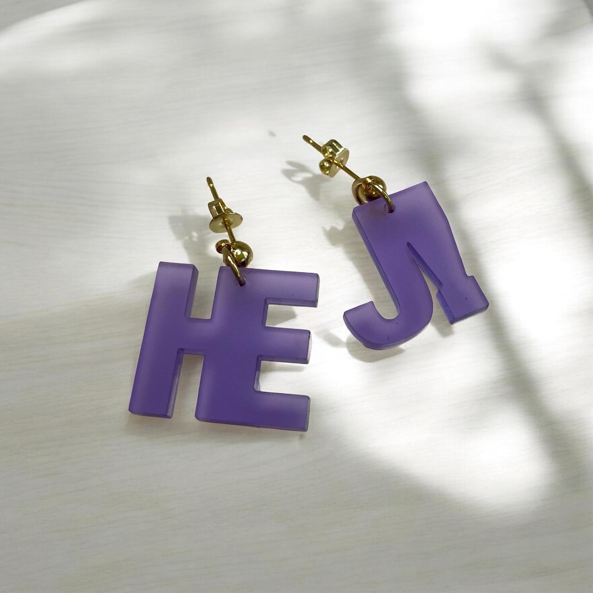 Ohrring »hej!« | allergikerfreundlich | Edelstahl vergoldet | lila Acryl | leichte Statement-Ohrringe | Schmuck | Geschenk beste Freundin