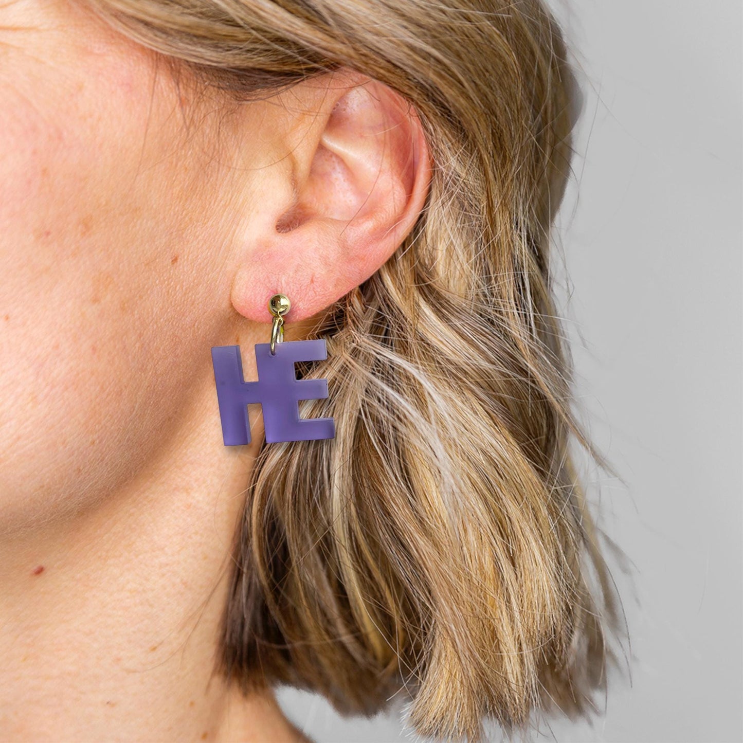 Ohrring »hej!« | allergikerfreundlich | Edelstahl vergoldet | lila Acryl | leichte Statement-Ohrringe | Schmuck | Geschenk beste Freundin