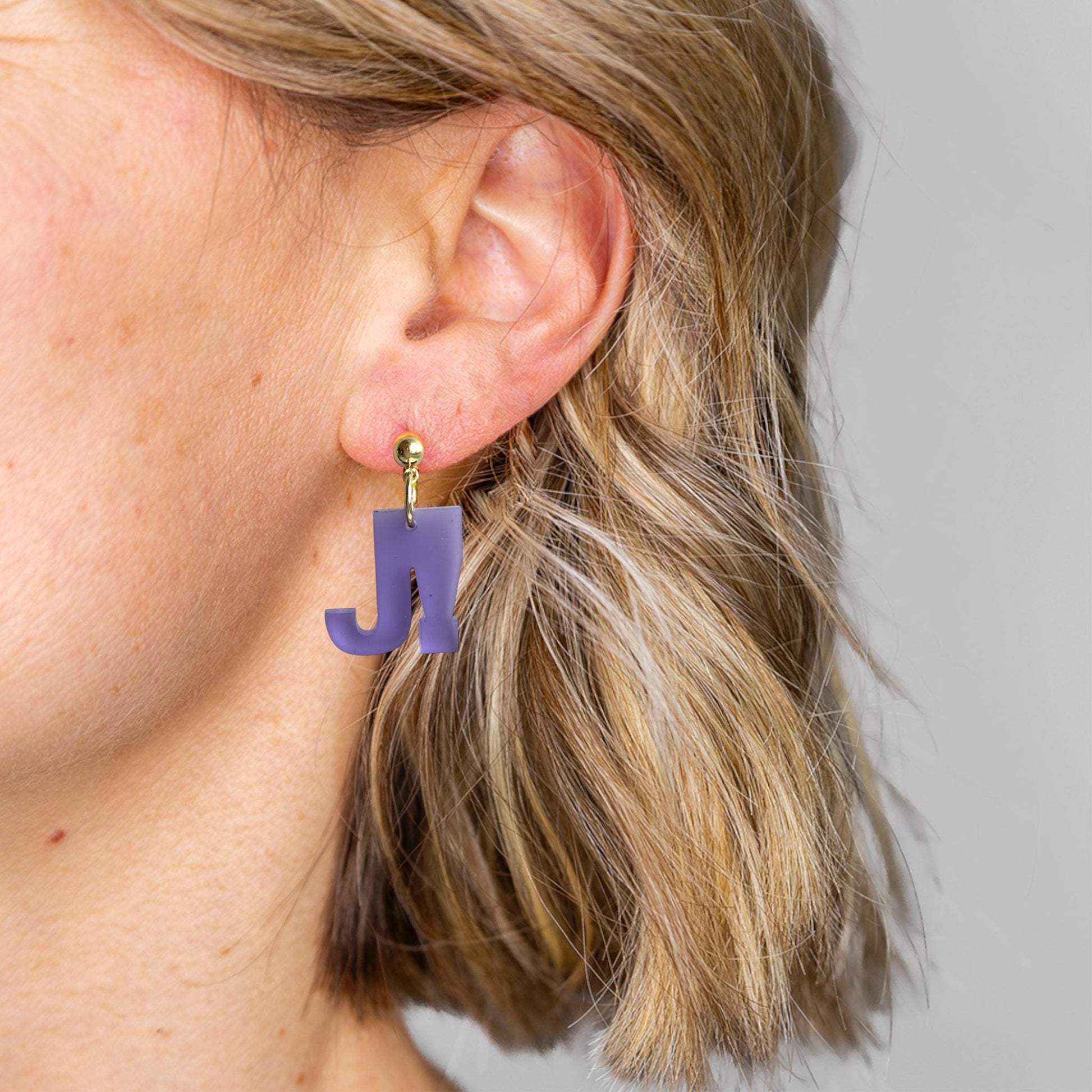 Ohrring »hej!« | allergikerfreundlich | Edelstahl vergoldet | lila Acryl | leichte Statement-Ohrringe | Schmuck | Geschenk beste Freundin