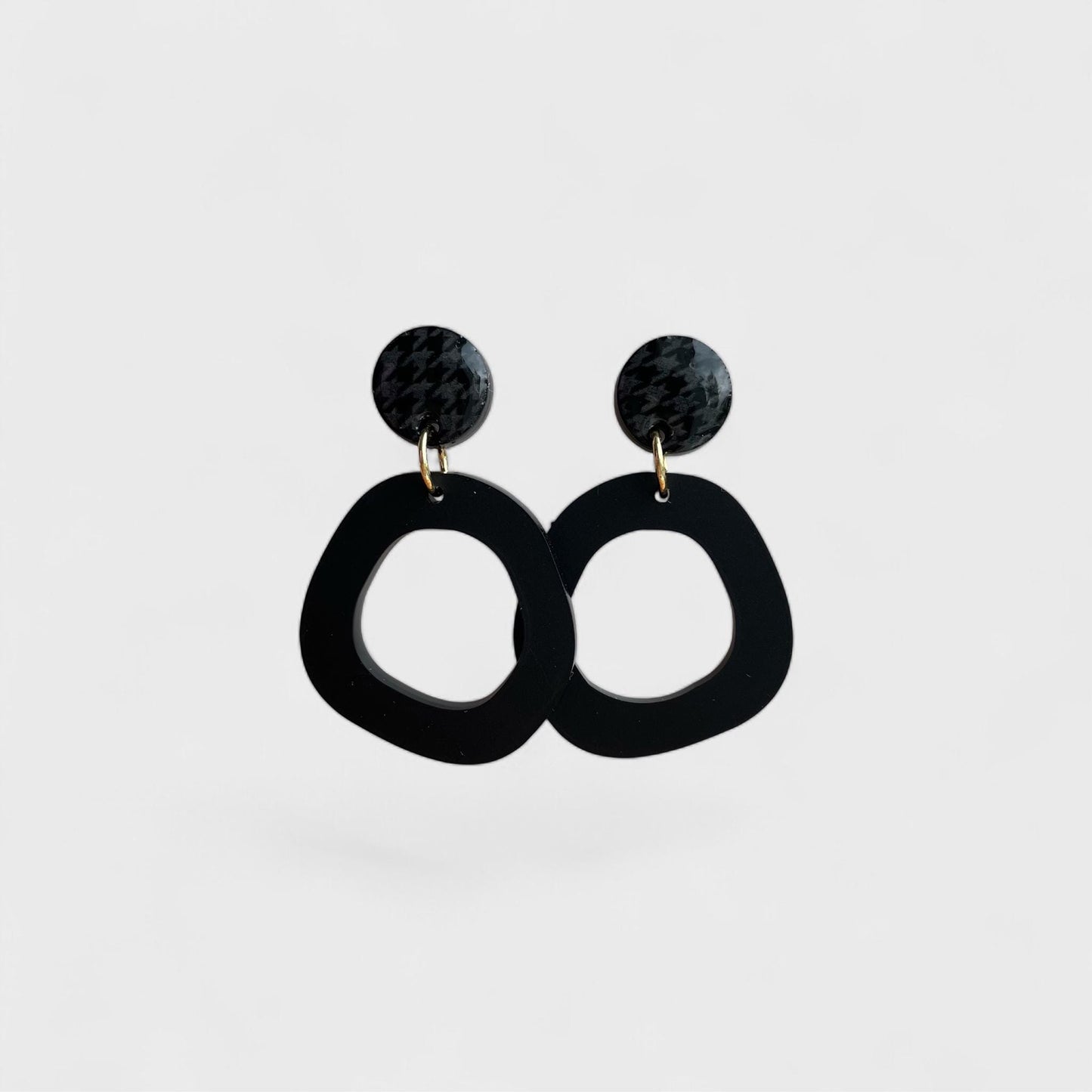 Ohrring »Christel« | allergikerfreundlich | schwarzes Acryl | leichte Statement-Ohrringe | Gravur | Hahnentritt | Schmuck | Geschenk