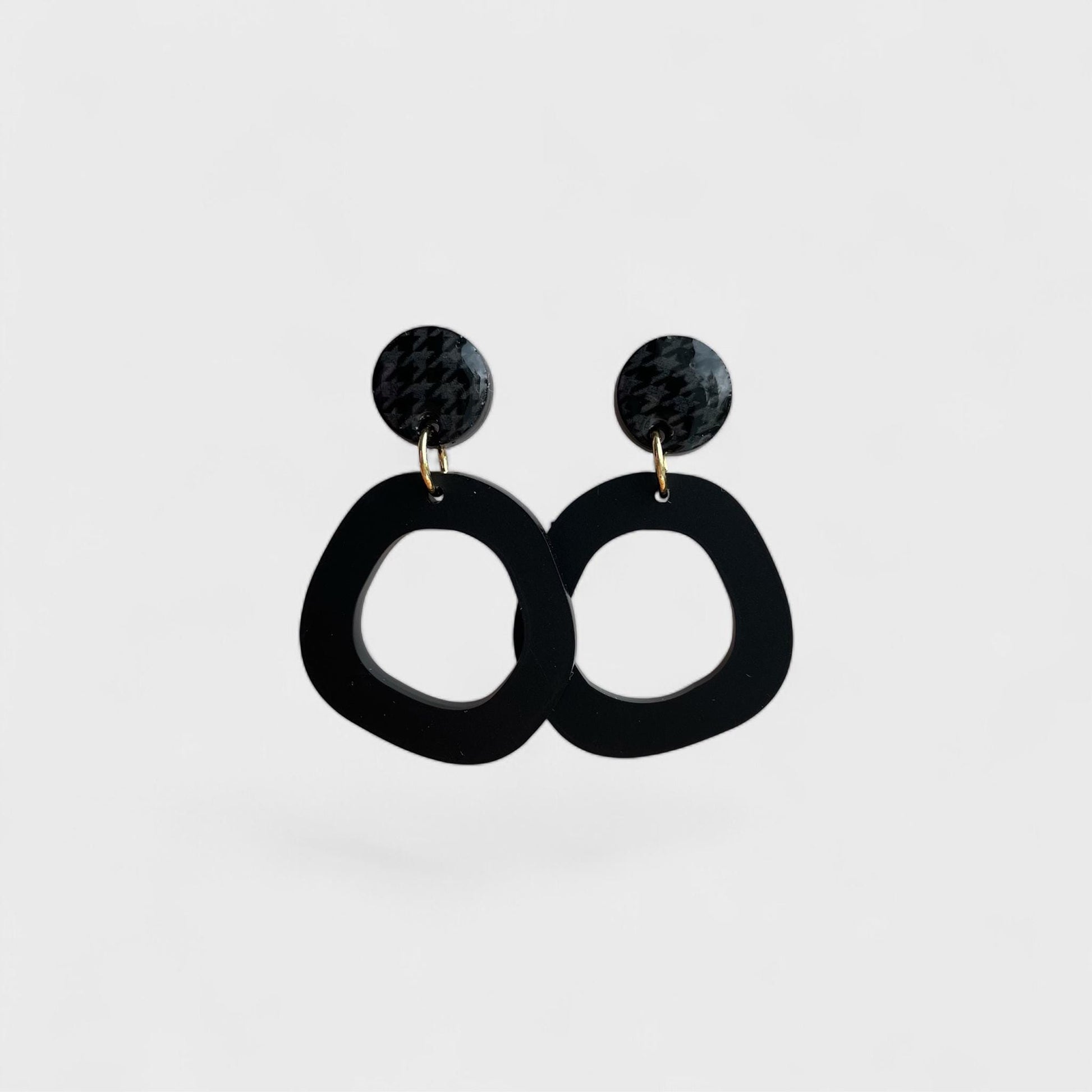 Ohrring »Christel« | allergikerfreundlich | schwarzes Acryl | leichte Statement-Ohrringe | Gravur | Hahnentritt | Schmuck | Geschenk