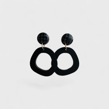 Ohrring »Christel« | allergikerfreundlich | schwarzes Acryl | leichte Statement-Ohrringe | Gravur | Hahnentritt | Schmuck | Geschenk