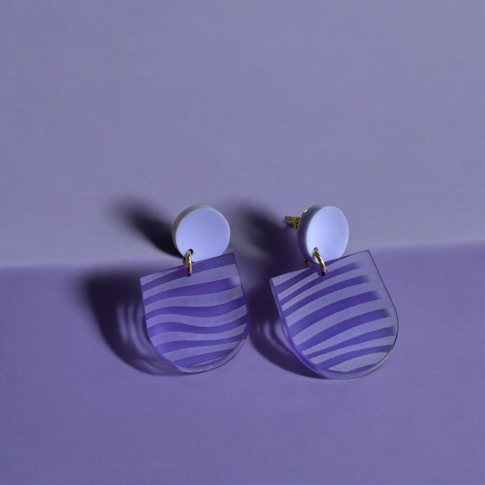 Ohrring »Viola« | allergikerfreundlich | lila satiniertes Acryl | leichte Statement-Ohrringe | Gravur Wellen | Schmuck | Geschenk