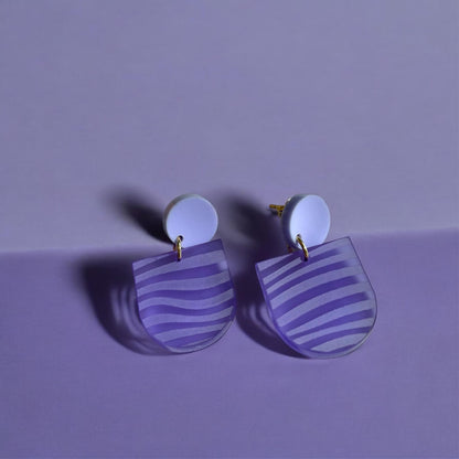 Ohrring »Viola« | allergikerfreundlich | lila satiniertes Acryl | leichte Statement-Ohrringe | Gravur Wellen | Schmuck | Geschenk