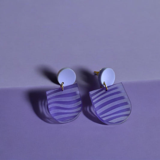 Ohrring »Viola« | allergikerfreundlich | lila satiniertes Acryl | leichte Statement-Ohrringe | Gravur Wellen | Schmuck | Geschenk