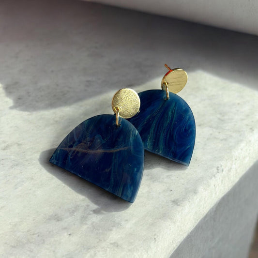 Ohrring »Marina« | allergikerfreundlich | blau marmoriertes Acryl | Glanz | Stecker 18 K vergoldet | Edelstahl | leichte Statement-Ohrringe