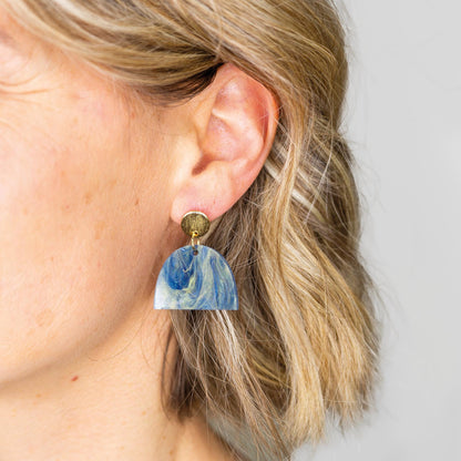 Ohrring »Marina« | allergikerfreundlich | blau marmoriertes Acryl | Glanz | Stecker 18 K vergoldet | Edelstahl | leichte Statement-Ohrringe