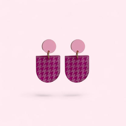 Ohrring »Babette« | allergikerfreundlich | pink satiniertes Acryl | leichte Statement-Ohrringe | Gravur Hahnentritt | Schmuck | Geschenk