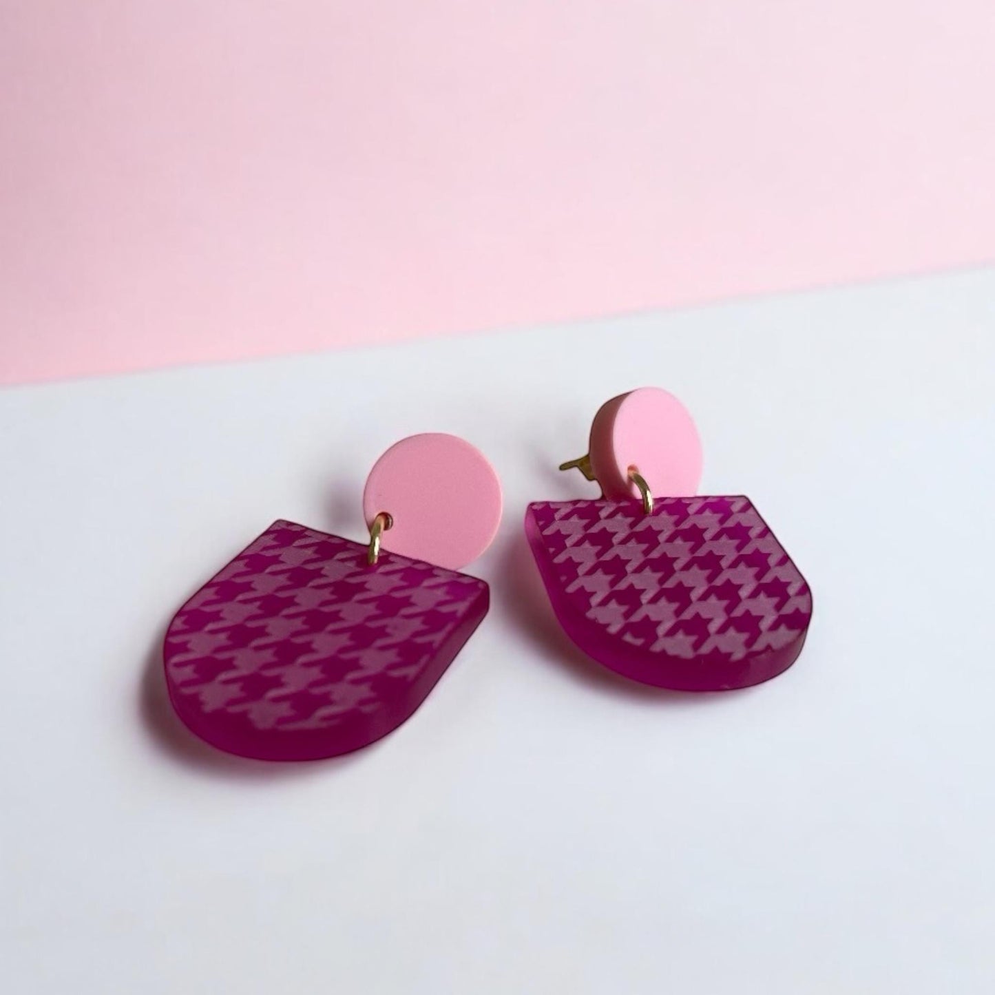 Ohrring »Babette« | allergikerfreundlich | pink satiniertes Acryl | leichte Statement-Ohrringe | Gravur Hahnentritt | Schmuck | Geschenk