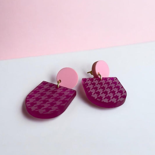 Ohrring »Babette« | allergikerfreundlich | pink satiniertes Acryl | leichte Statement-Ohrringe | Gravur Hahnentritt | Schmuck | Geschenk