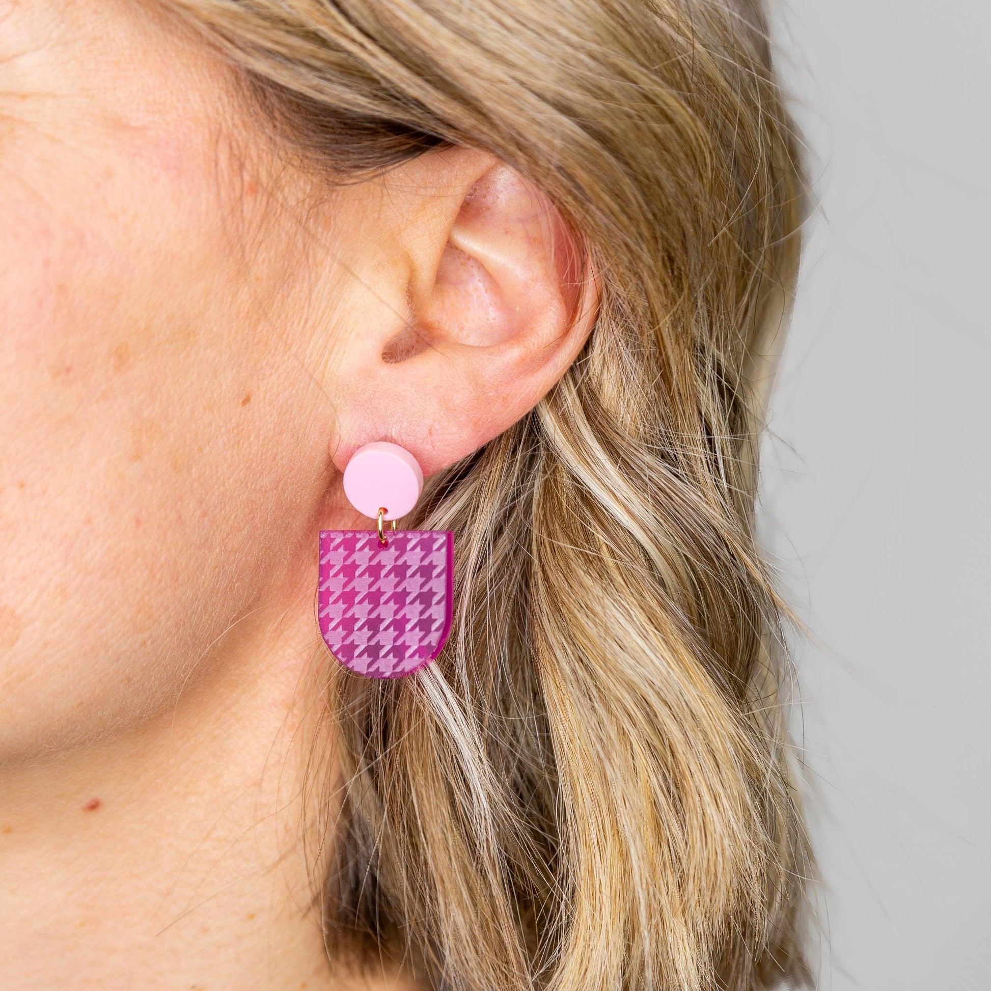 Ohrring »Babette« | allergikerfreundlich | pink satiniertes Acryl | leichte Statement-Ohrringe | Gravur Hahnentritt | Schmuck | Geschenk