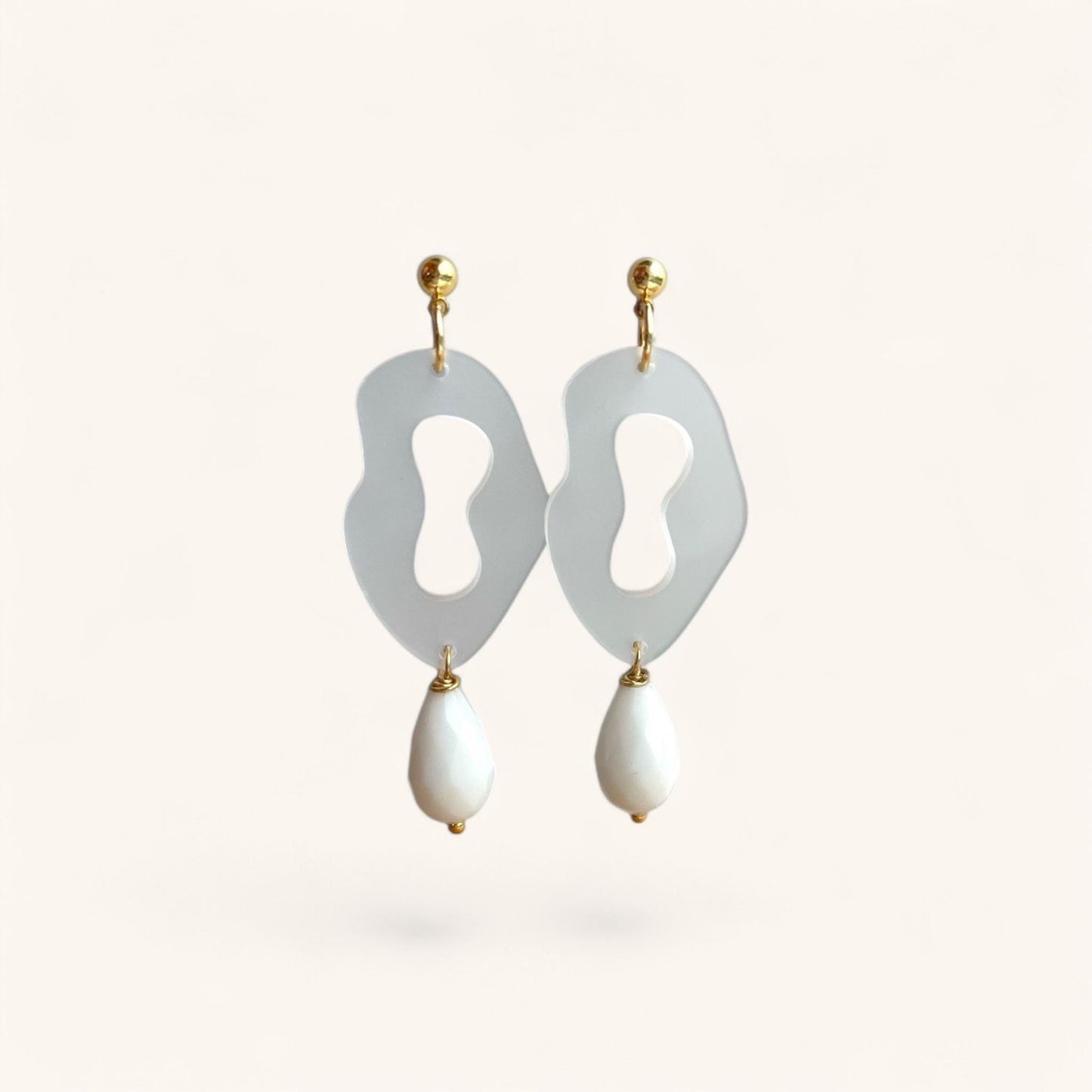 Ohrring »Wilma« | allergikerfreundlich | Milchglas Acryl | Glasperle | Statement-Ohrringe | Schmuck | Geschenk für Freundin