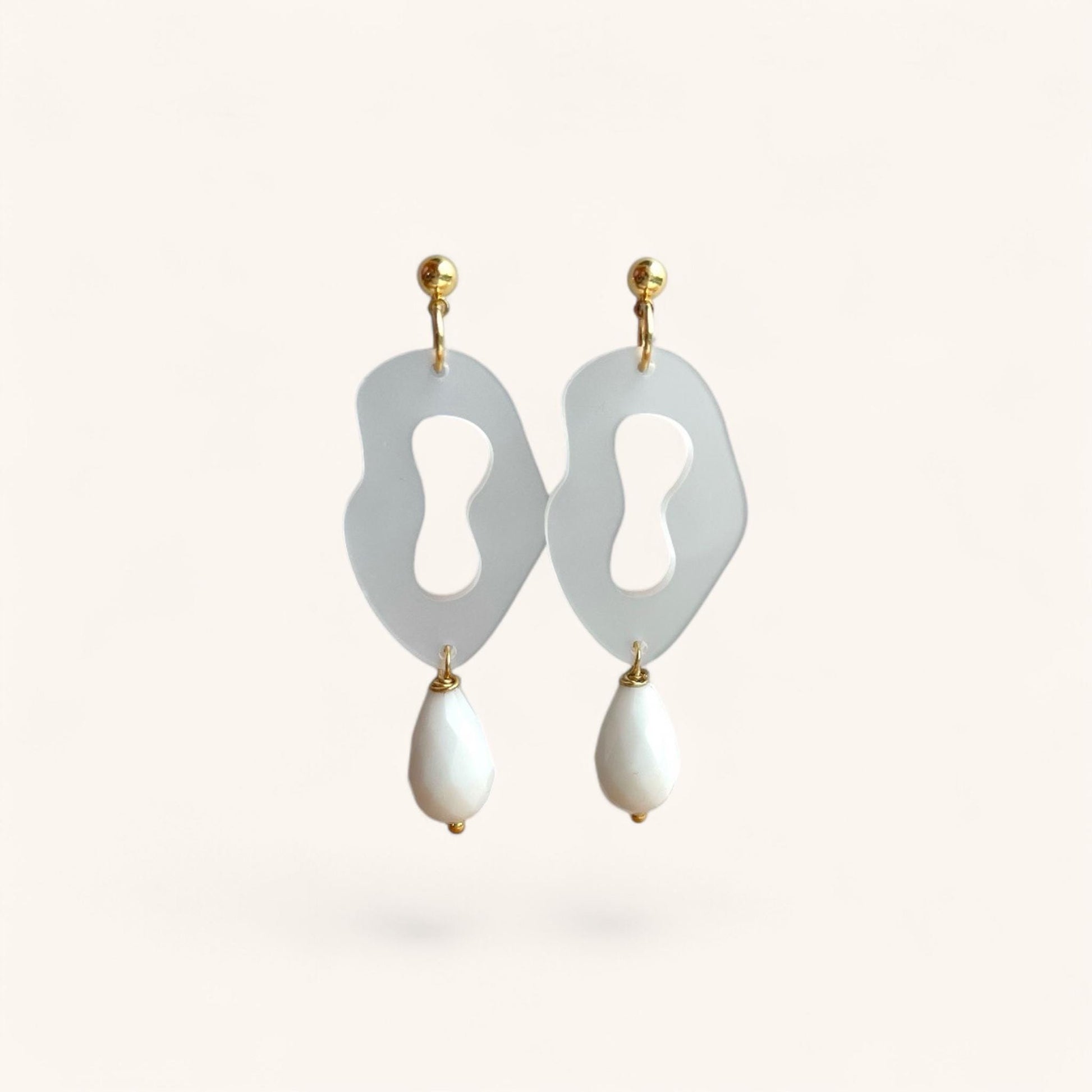 Ohrring »Wilma« | allergikerfreundlich | Milchglas Acryl | Glasperle | Statement-Ohrringe | Schmuck | Geschenk für Freundin