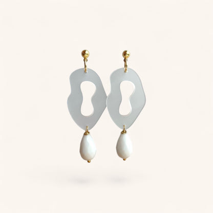 Ohrring »Wilma« | allergikerfreundlich | Milchglas Acryl | Glasperle | Statement-Ohrringe | Schmuck | Geschenk für Freundin
