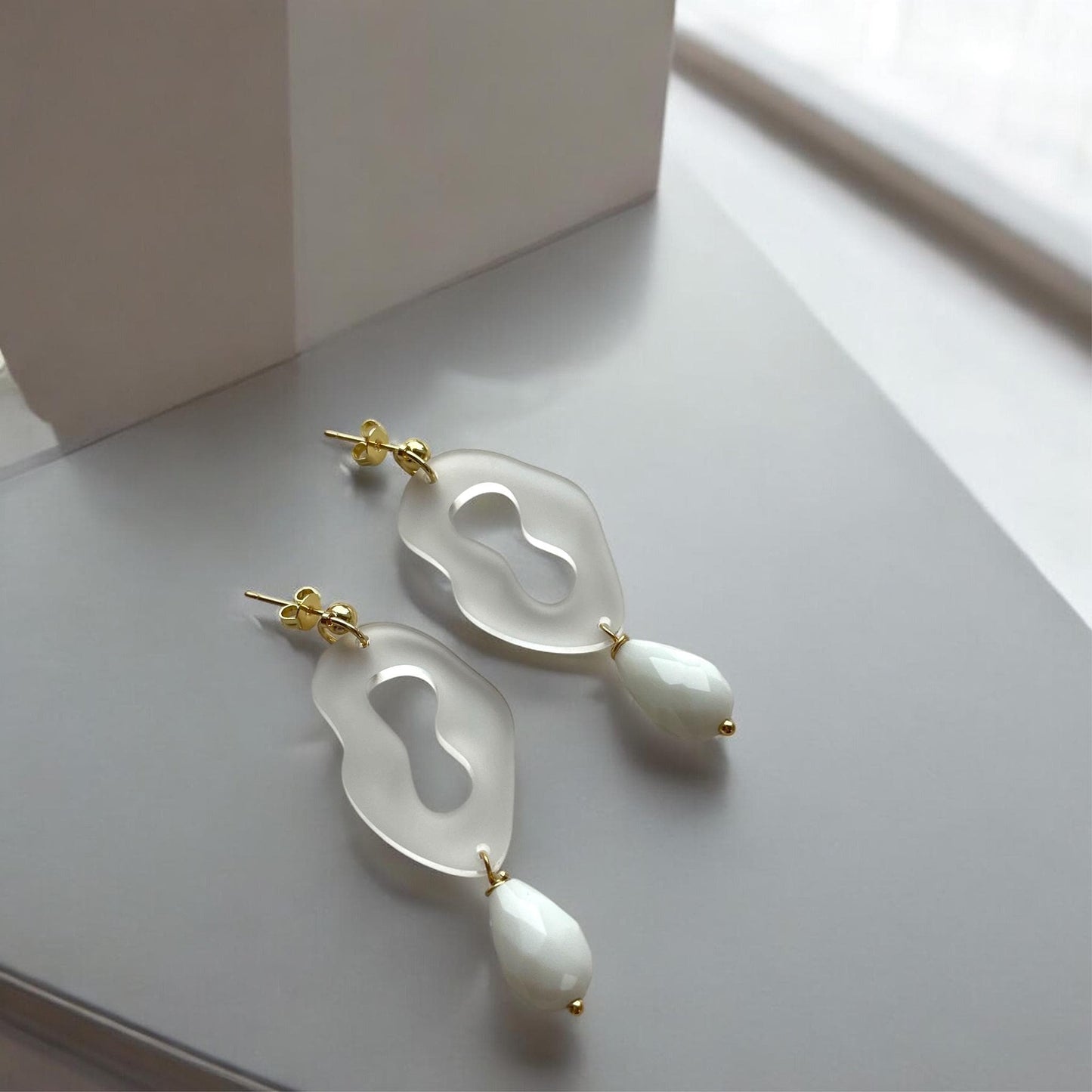 Ohrring »Wilma« | allergikerfreundlich | Milchglas Acryl | Glasperle | Statement-Ohrringe | Schmuck | Geschenk für Freundin