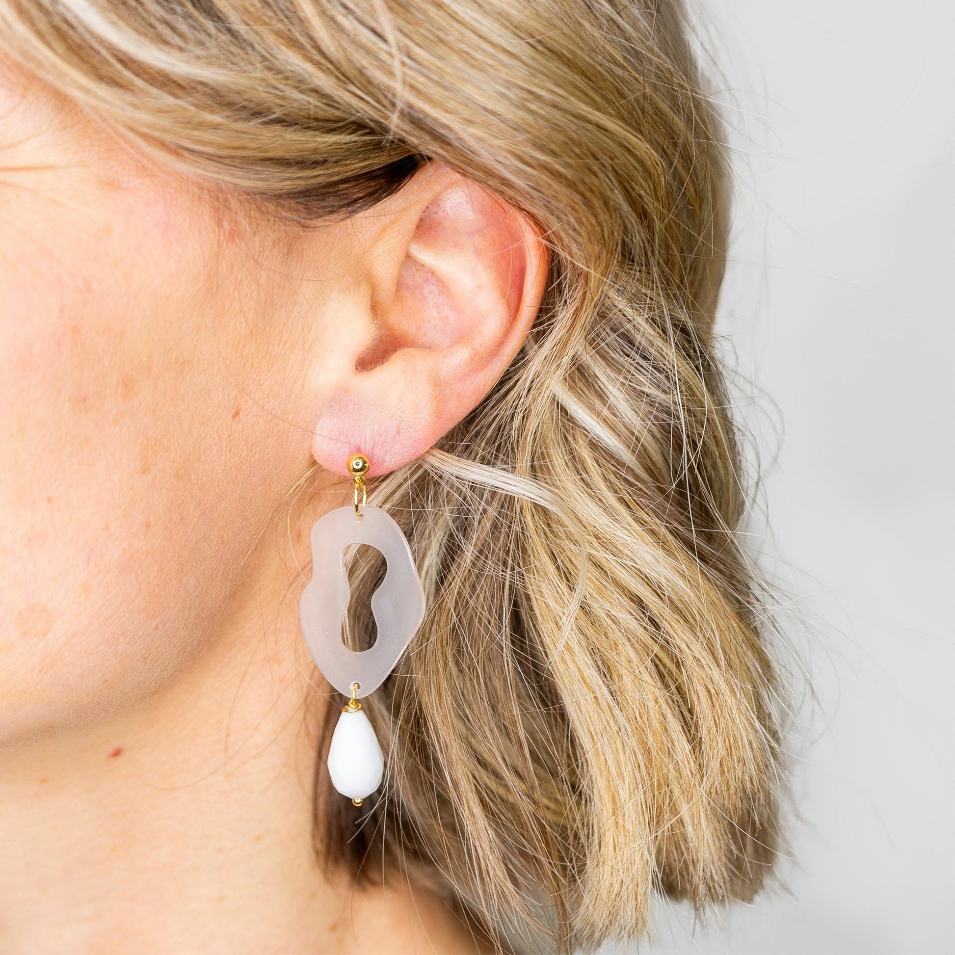 Ohrring »Wilma« | allergikerfreundlich | Milchglas Acryl | Glasperle | Statement-Ohrringe | Schmuck | Geschenk für Freundin