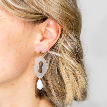 Ohrring »Wilma« | allergikerfreundlich | Milchglas Acryl | Glasperle | Statement-Ohrringe | Schmuck | Geschenk für Freundin