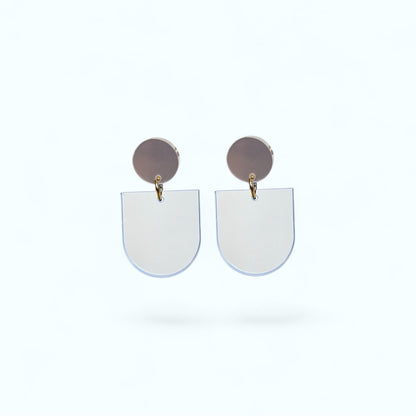 Ohrring »Cora« | allergikerfreundlich | helles Acryl | metallisch und transparent | minimalistisch | leichte Statement-Ohrringe | Schmuck