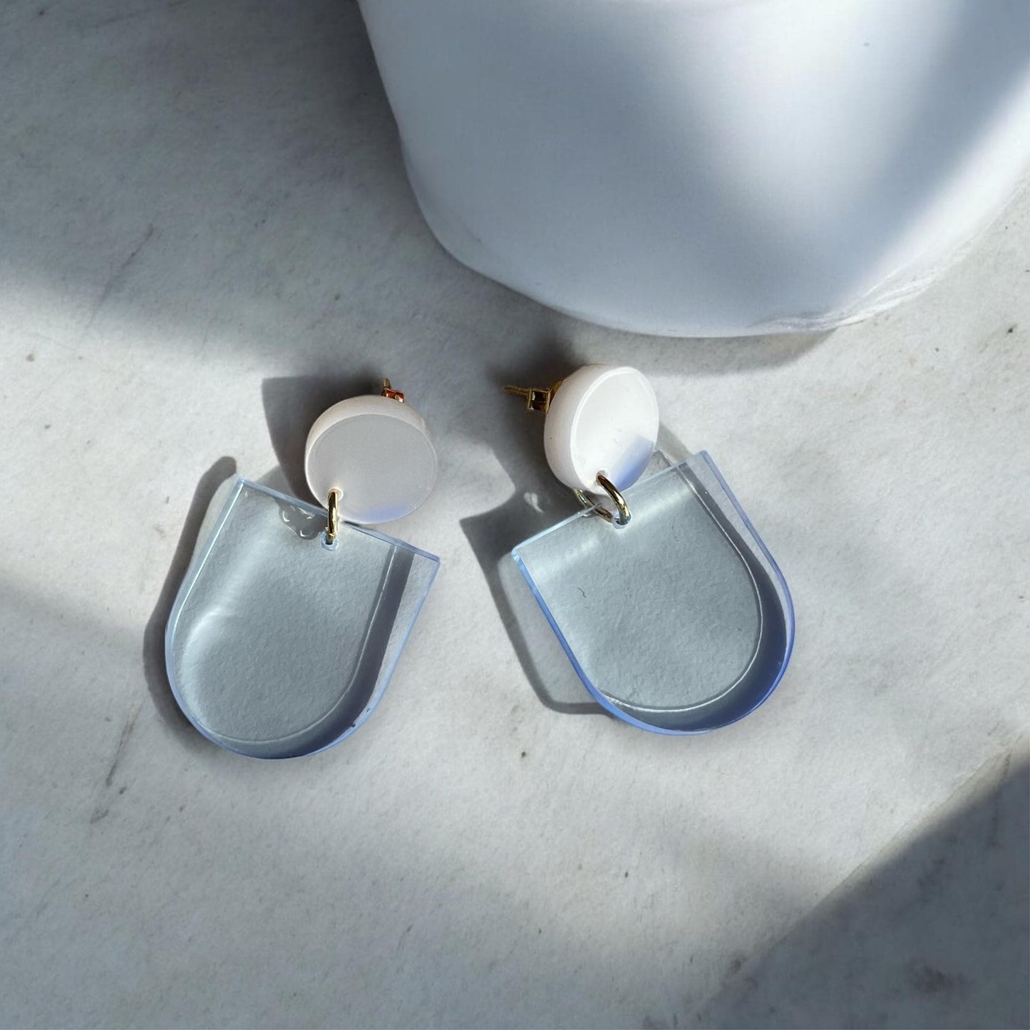 Ohrring »Cora« | allergikerfreundlich | helles Acryl | metallisch und transparent | minimalistisch | leichte Statement-Ohrringe | Schmuck