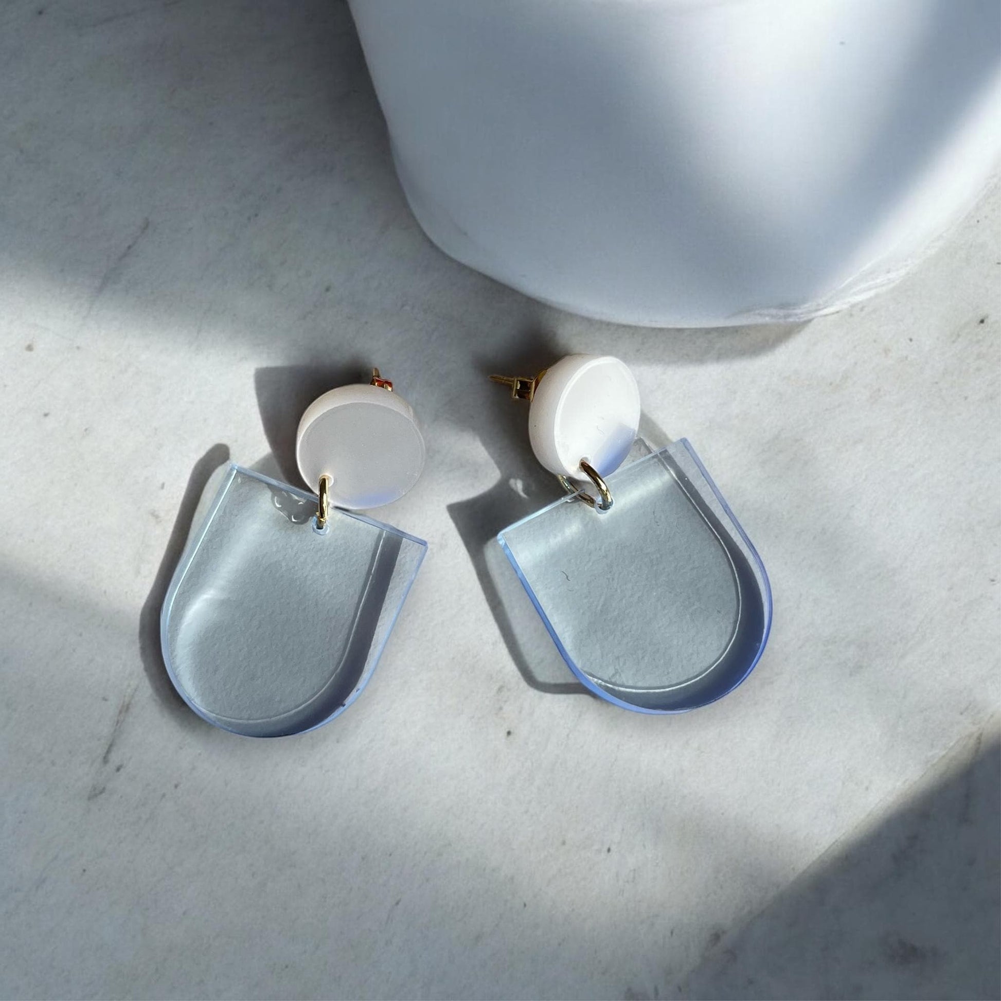 Ohrring »Cora« | allergikerfreundlich | helles Acryl | metallisch und transparent | minimalistisch | leichte Statement-Ohrringe | Schmuck