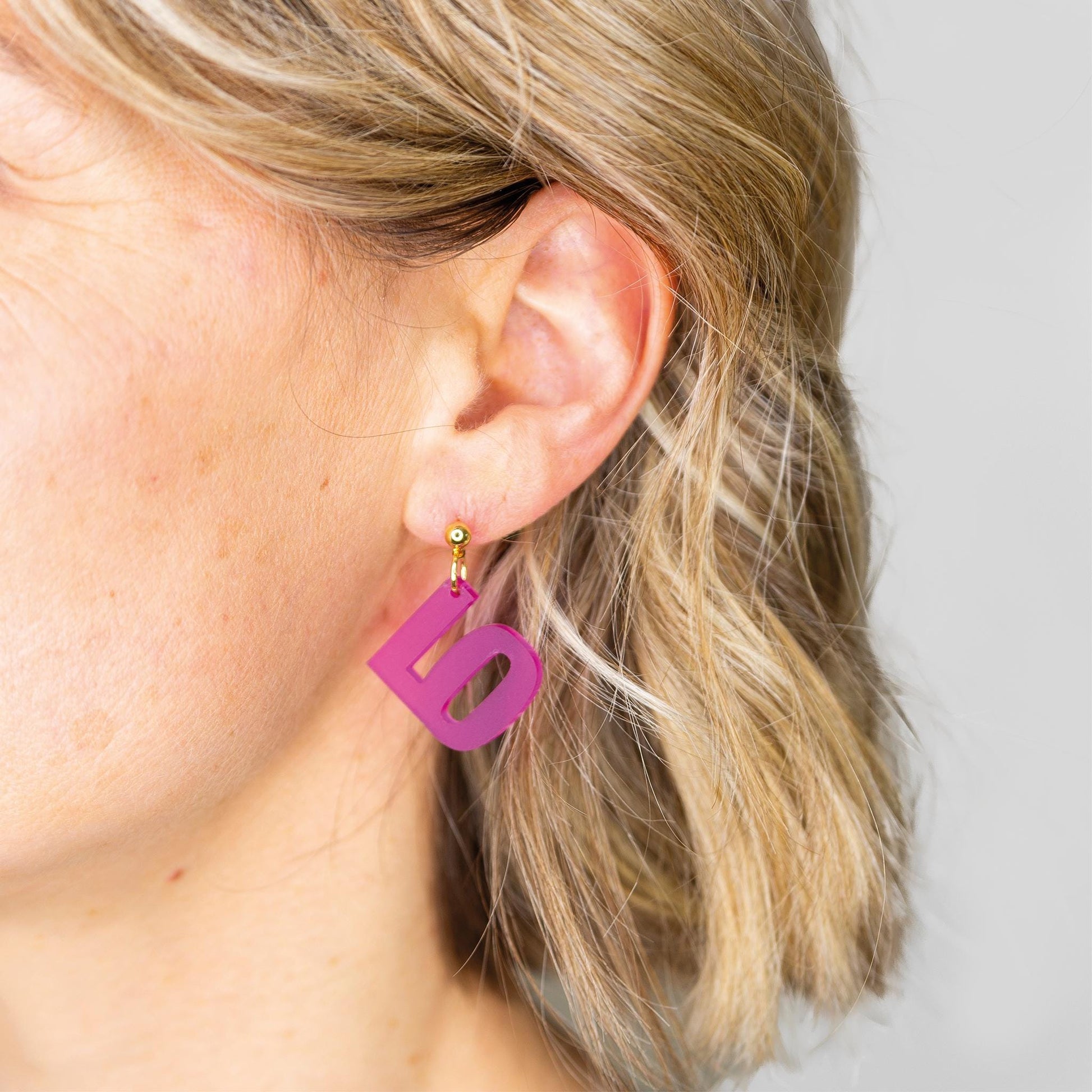 Ohrring »love« | allergikerfreundlich | Edelstahl vergoldet | fuchsia farbiges Acryl | leichte Statement-Ohrringe | Schmuck | Geschenk