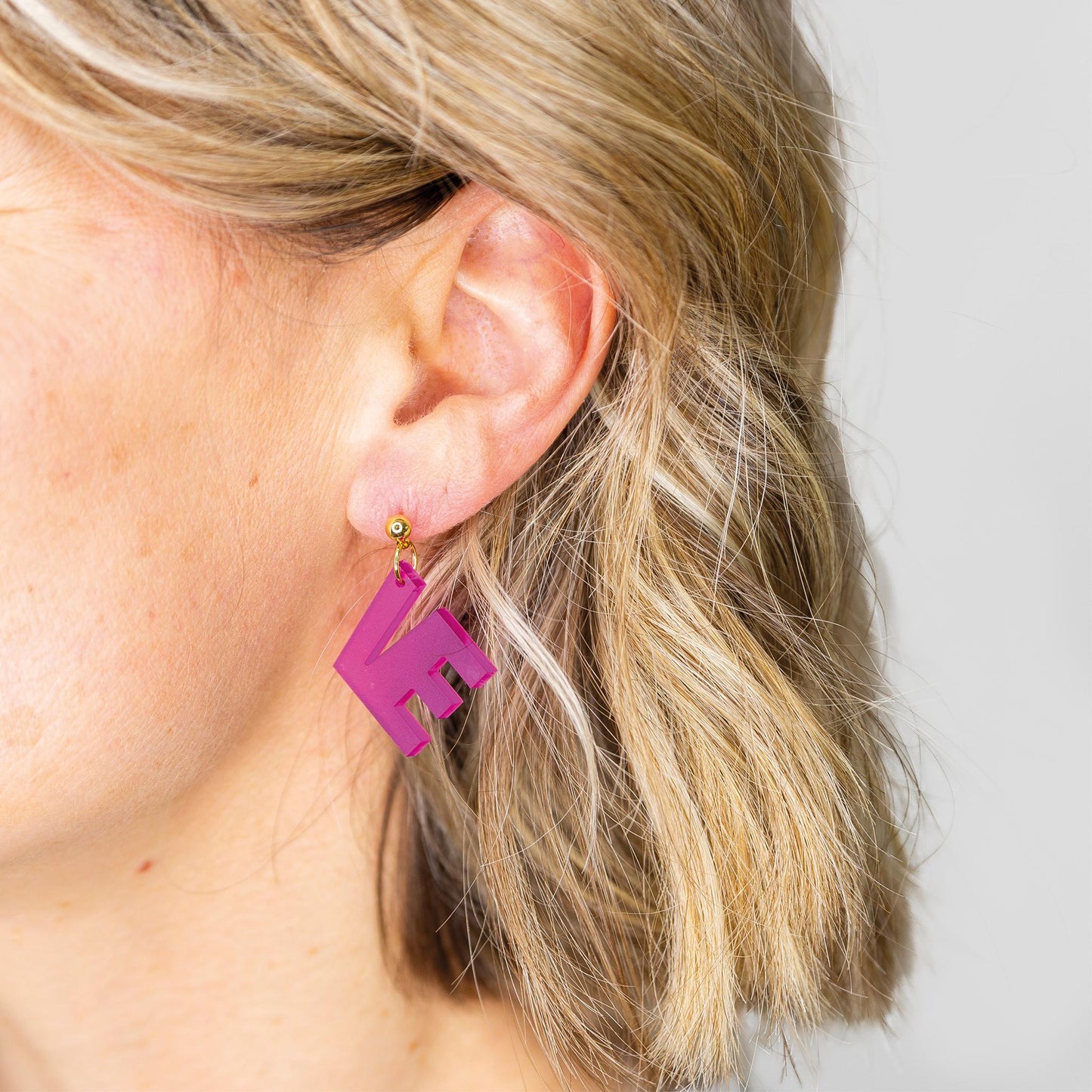 Ohrring »love« | allergikerfreundlich | Edelstahl vergoldet | fuchsia farbiges Acryl | leichte Statement-Ohrringe | Schmuck | Geschenk