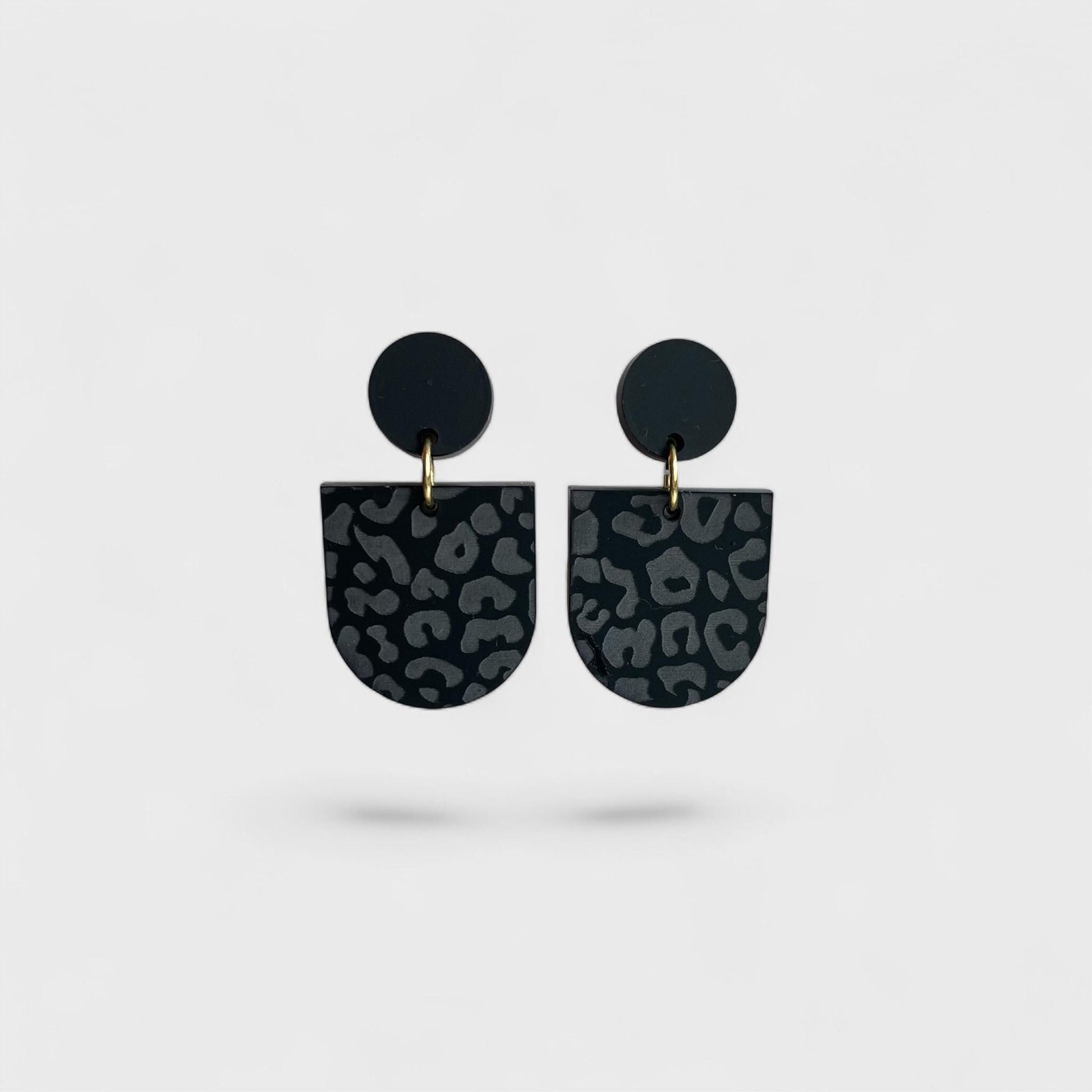 Ohrring »Leonie« | allergikerfreundlich | schwarzes Acryl | leichte Statement-Ohrringe | Gravur Leomuster | Schmuck | Geschenk