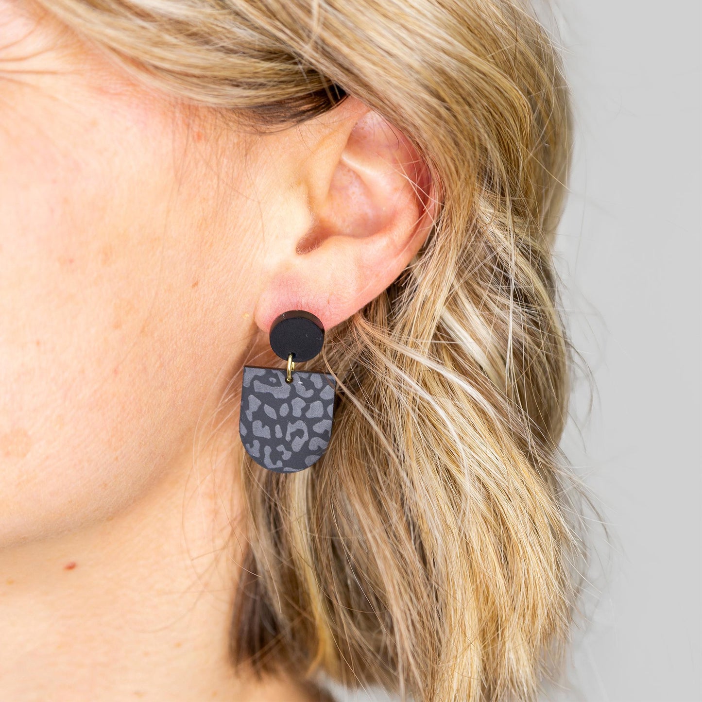 Ohrring »Leonie« | allergikerfreundlich | schwarzes Acryl | leichte Statement-Ohrringe | Gravur Leomuster | Schmuck | Geschenk