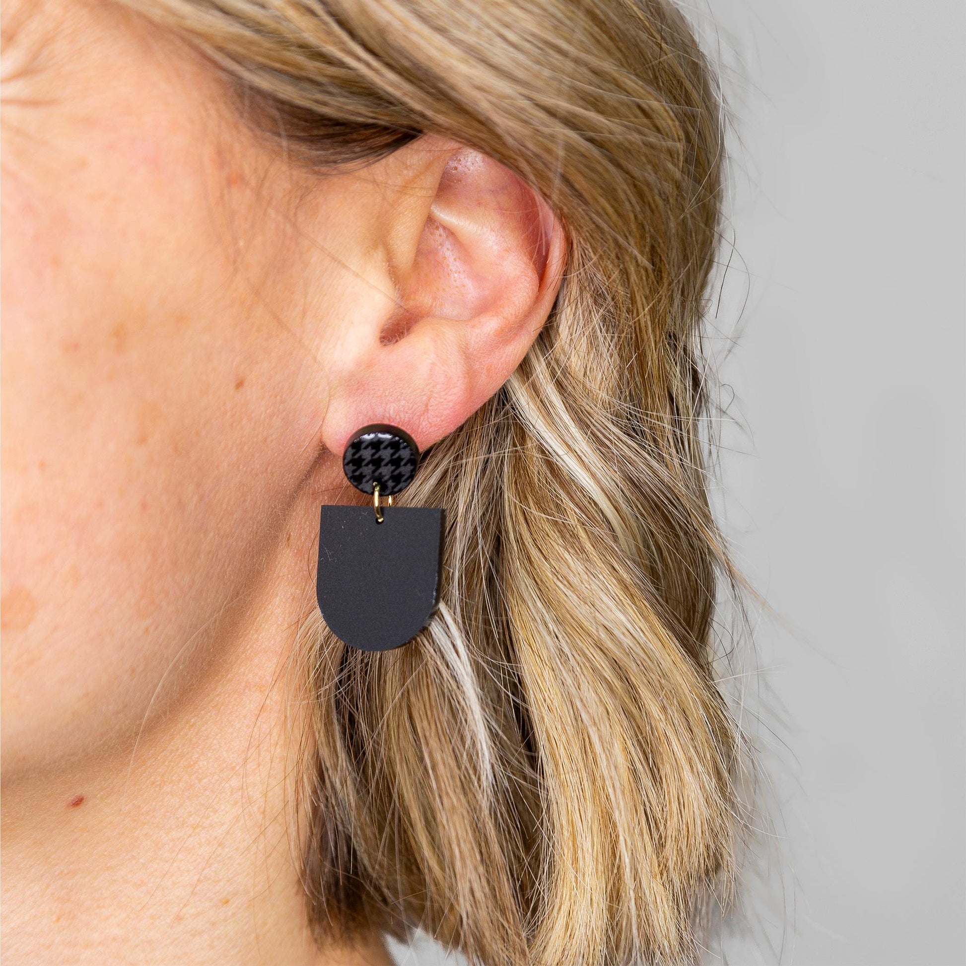 Ohrring »Elsa« | allergikerfreundlich | schwarzes Acryl | leichte Statement-Ohrringe | Gravur | Hahnentritt | Schmuck | Geschenk