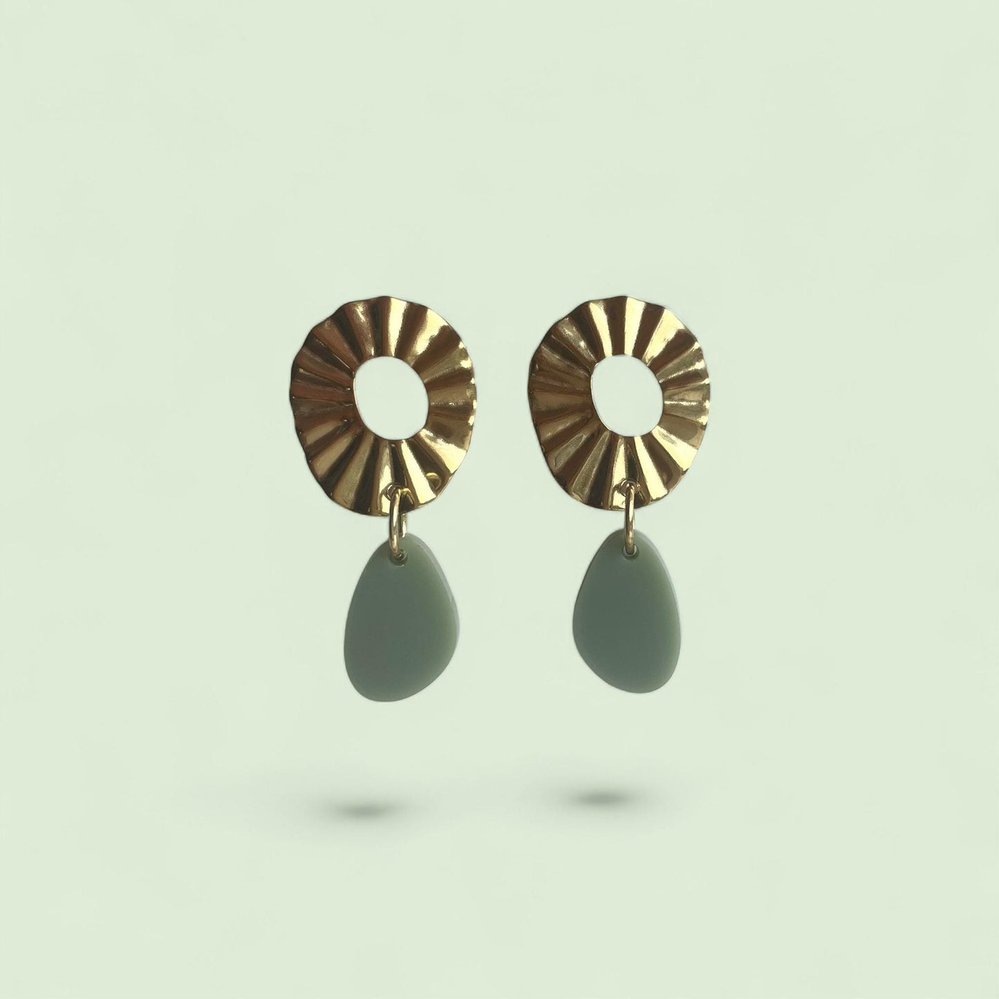 Ohrring »Olivia« | allergikerfreundlich | Messing vergoldet | olivfarbenes Acryl | leichte Statement-Ohrringe | Schmuck | Geschenk