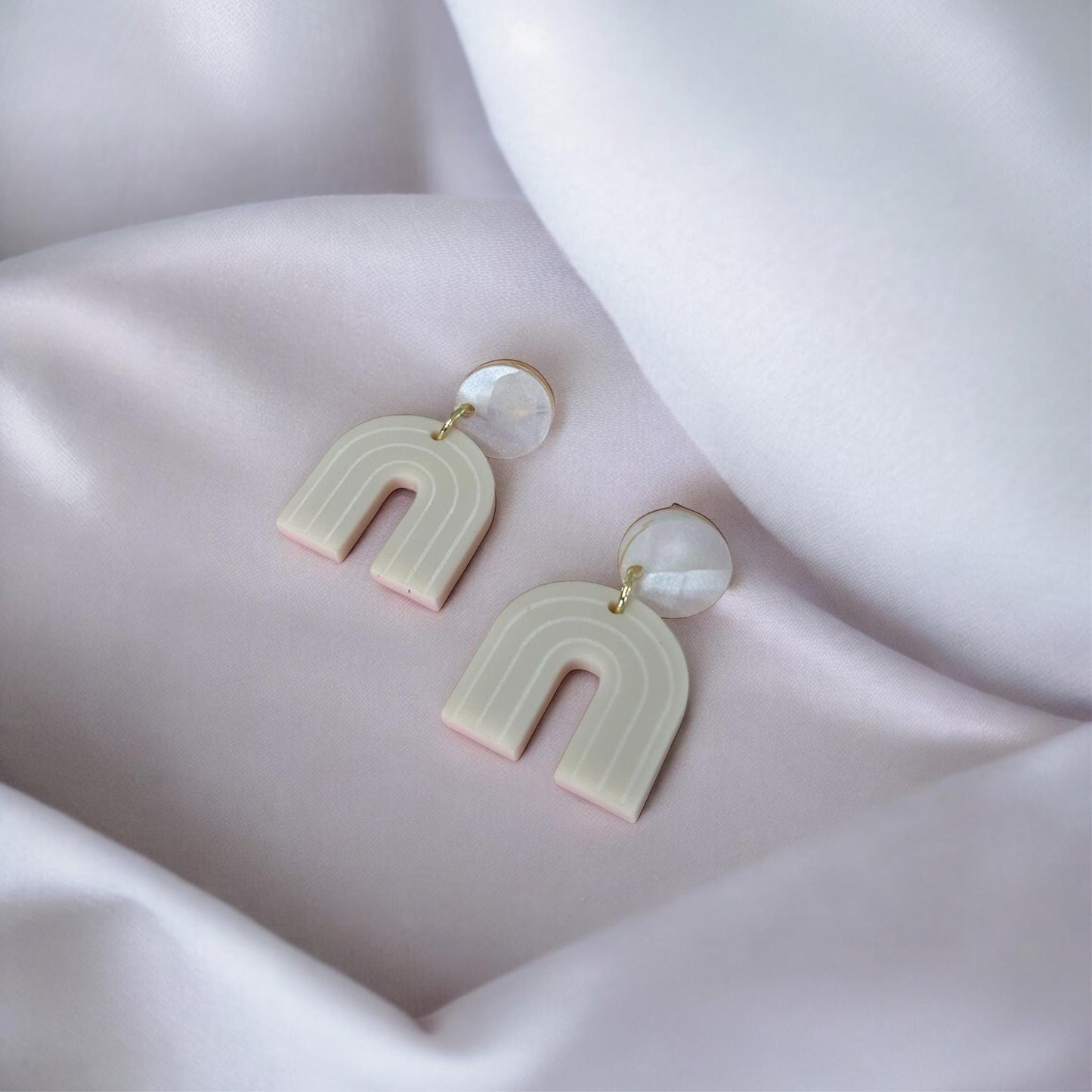 Ohrring »Margot« | allergikerfreundlich | beiges Acryl | perlmutt | minimalistisch | leichte Statement-Ohrringe | Schmuck | Geschenk