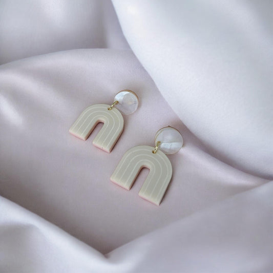 Ohrring »Margot« | allergikerfreundlich | beiges Acryl | perlmutt | minimalistisch | leichte Statement-Ohrringe | Schmuck | Geschenk