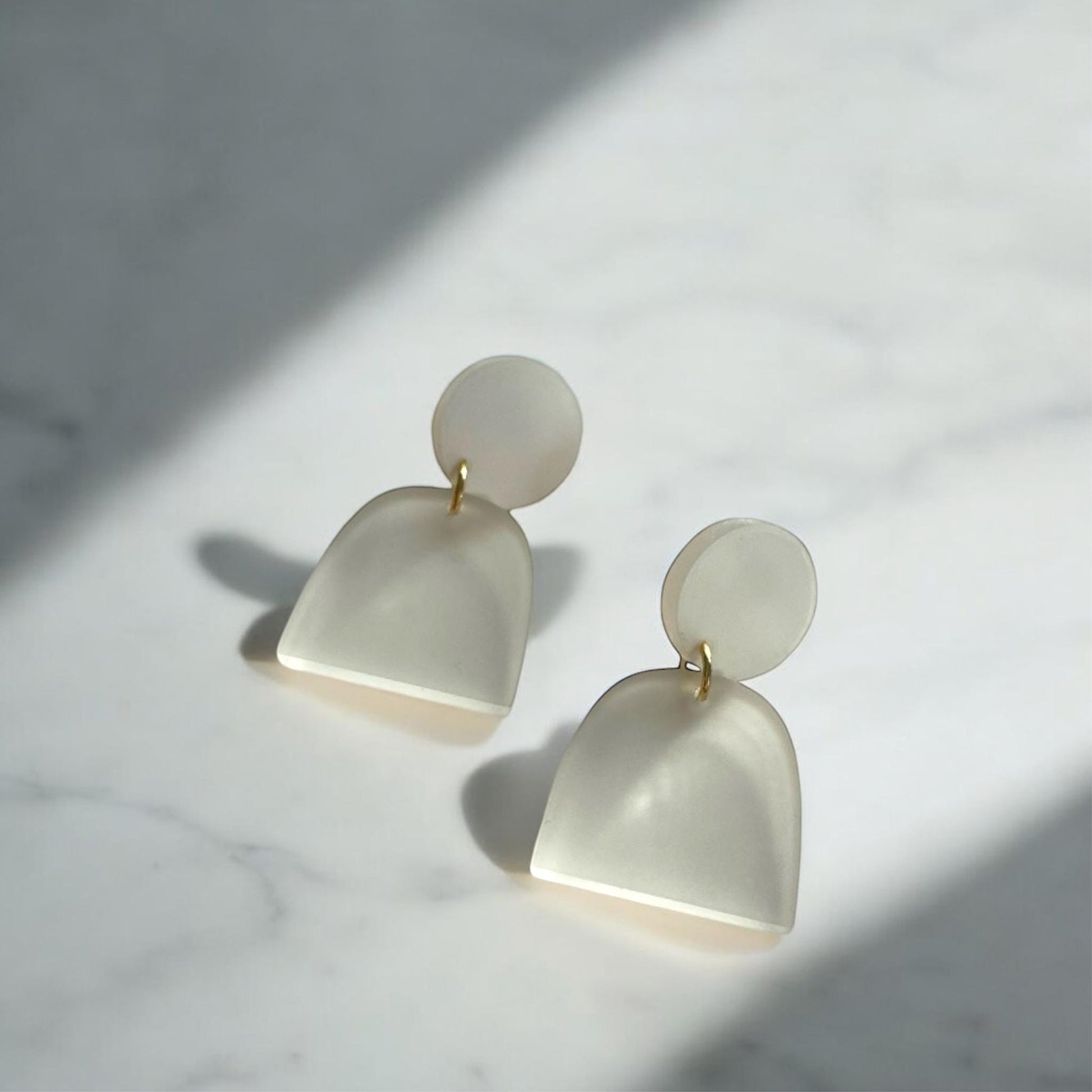 Ohrring »Klara« | allergikerfreundlich | weißes Acryl | minimalistisch | leichte Statement-Ohrringe | Schmuck | Geschenk für Freundin