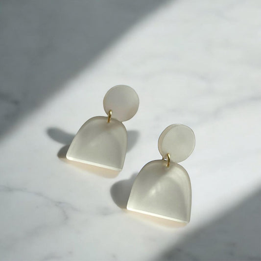 Ohrring »Klara« | allergikerfreundlich | weißes Acryl | minimalistisch | leichte Statement-Ohrringe | Schmuck | Geschenk für Freundin